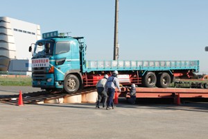 備蓄資機材を活用した仮設橋梁の架設