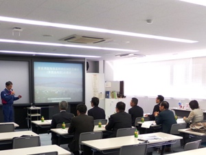 愛知県碧南市議会臨海対策特別委員会の9名の方々が東扇島防災拠点を視察されました。