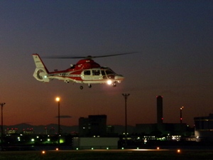 夜間離着陸訓練（横浜市消防局「はまちどり2」」）
