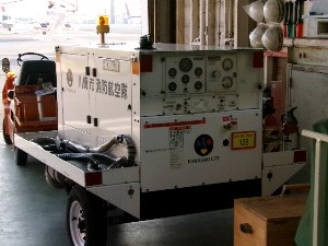 ヘリコプターの基地に不可欠な電源車