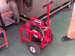 遠方進出時に携行するエンジン始動用バッテリー