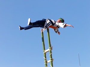 川崎古式消防記念会によるはしご乗り演技