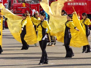 カラーガード隊「RED WINGS」の演技