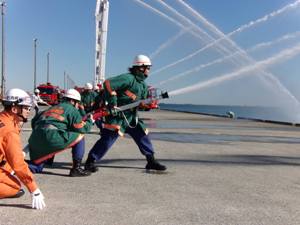東京湾に向けて一斉放水