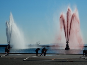 消防艇による紅白の放水