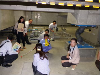 地下1階の免震装置を視察