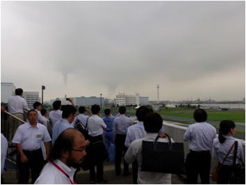 ３階ベランダより施設配置を説明