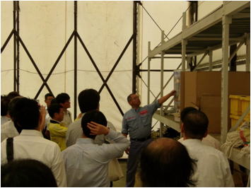 テント倉庫にて備蓄機材等の説明