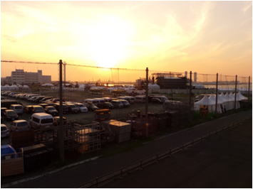 ３０度近い気温の中、8,000人が来場