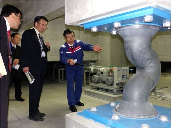 地下１階免震室にてセンターの免震機能について説明