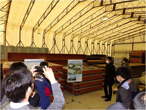 テント倉庫にて備蓄機材等の説明