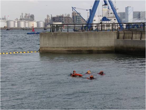 川崎市幸消防署による水難救助訓練
