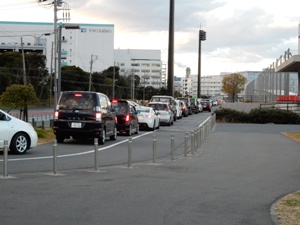 駐車場の出口を目指す長い列ができました。駐車場はほぼ満車でした。