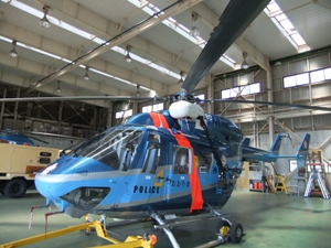 神奈川県警「おおやま」（川崎式BK117B-2型）レスキューを担当