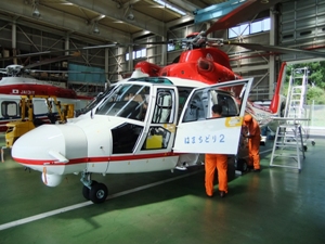 「はまちどり2」（アエロスパシアル式AS365N2型）機体、エンジンともにフランス製