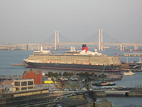 �[���̃N�C�[���G���U�x�X�Q���Ɖ��l�x�C�u���b�W�B��O�͐ԃ����K�q�ɁB�i�_�ސ쌧���l�s�j